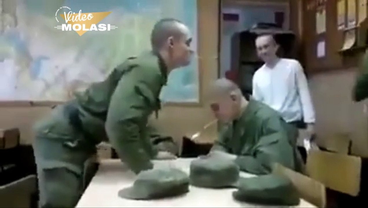 KAFAYA KAŞIK VURMA OYUNUNDAKİ KEKO RUS ASKERİ