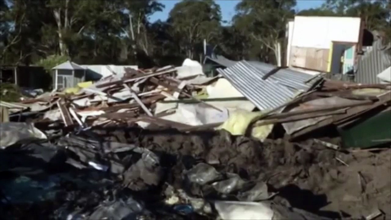 Australie : il détruit des maisons avec un bull...