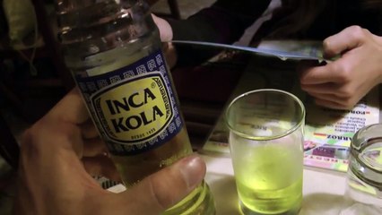 Probando Inca Kola y Cuy en Perú