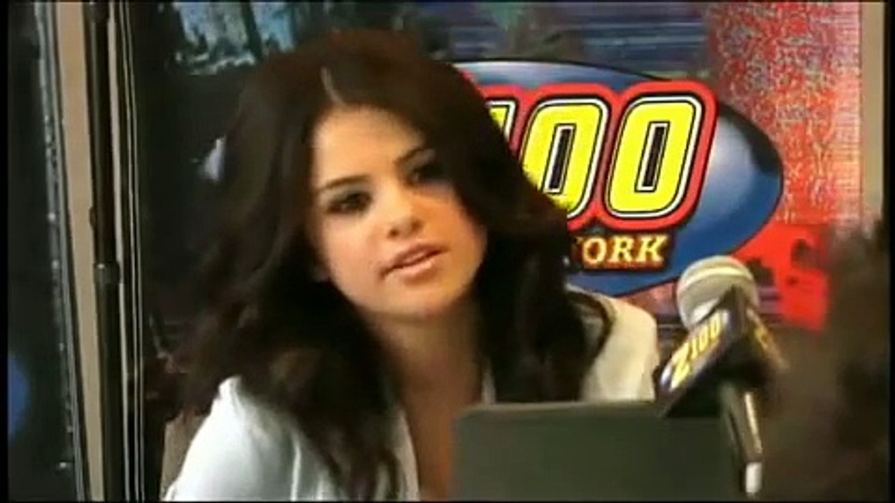 Selena Gomez MAGYARUL BESZÉL (speaking hungarian) "szeretlek" "csendet felvétel lesz"