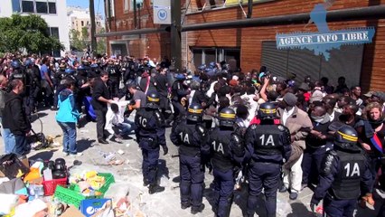 Olivier Besancenot se prend une droite d'un CRS