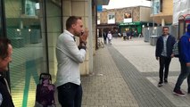 Un beatboxer avec un harmonica aide un SDF