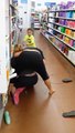 2 femmes et 1 enfant se battent à Walmart