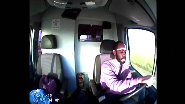 Il vole une ambulance envoie un texto et se crashe