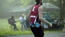 Des gars bourrés animent le semi marathon de Franklin, Tennessee - Banjos, rednecks et alcool
