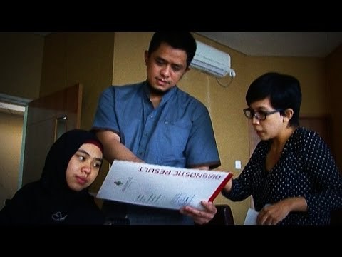 Jelang Hari Melahirkan Oki Setiana Dewi Jalani Fisioterapi - Seleb On Cam 03 Desember 2014