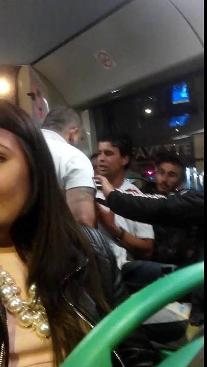 Ce mec va se faire Démonter par un Chauffeur de Bus ! Regardez Pourquoi