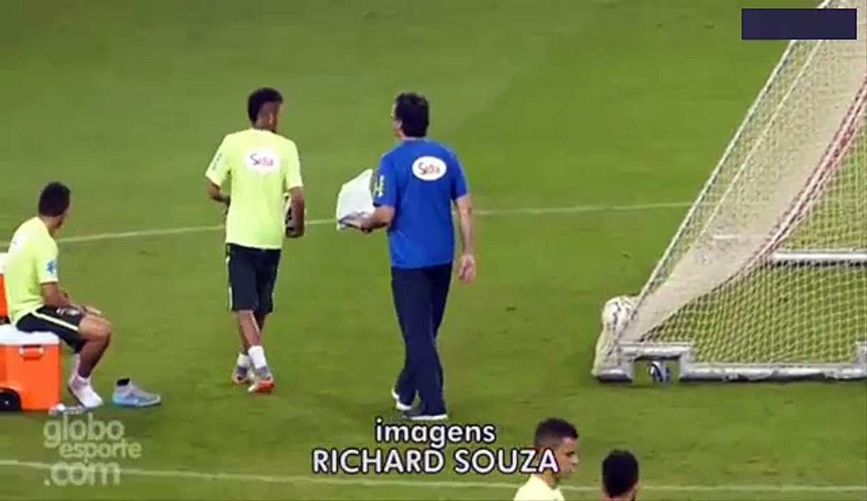 Neymar Acerta Gol por Tras da Baliza