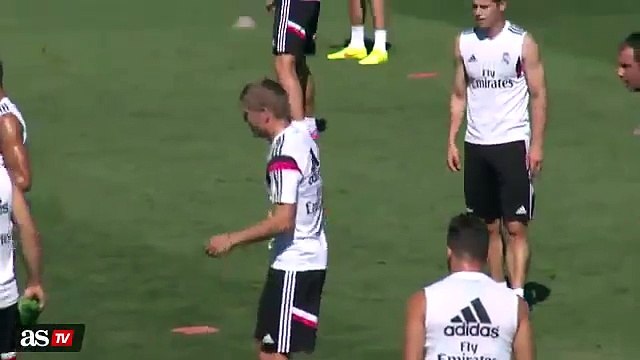 Choi bong ma -Toni Kroos choi bong ma voi cac dong doi