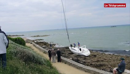 Quiberon. Une grue pour enlever le voilier