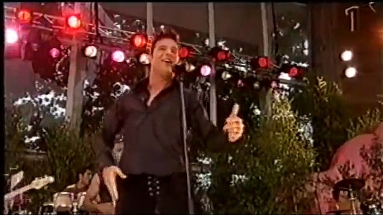 Ricky Martin - Loaded and She bangs live on swedish TV