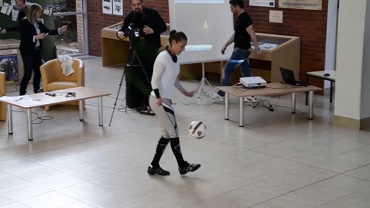 Jongler tout en sautant à la corde : championne du monde de corde à sauter