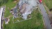 Des pompiers essaient de descendre un drone volant trop curieux