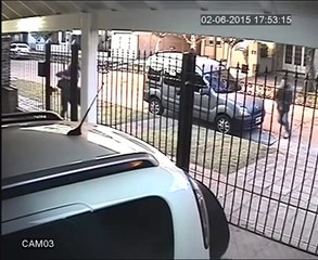 Une femme a de bons réflexes face à un voleur