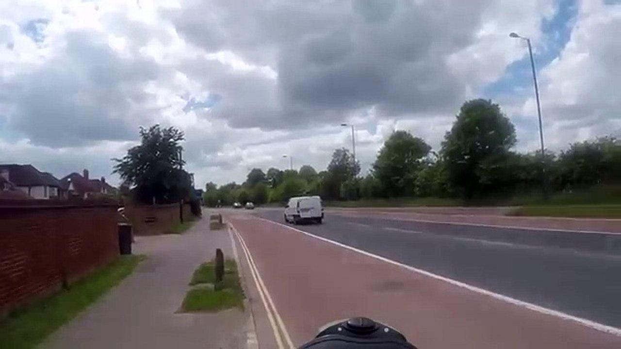 Il fait un doigt d'honneur à une voiture et se...