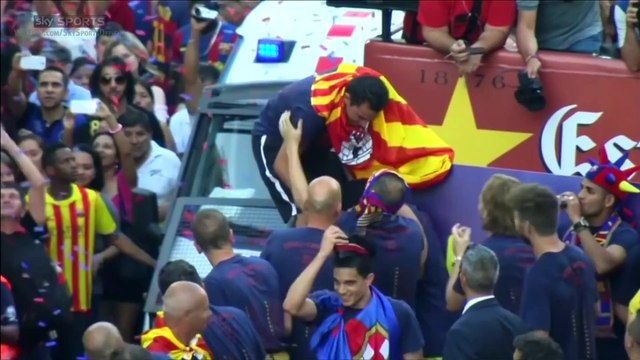 Xavi s'embrouille avec Neymar pendant la parade de la Ligue des champions