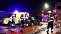 Brandweer bevrijdt zwangere vrouw uit auto bij ongeval op de Bovensteweg in Oosterhout (2013-11-07)