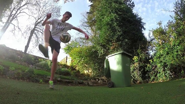 Trick shots, jongles et tirs de fou en Football.