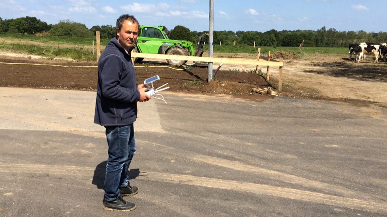 Cet éleveur rentre ses vaches avec un drone