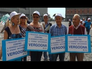 Napoli - I pensionati contro Renzi: "Caccia i soldi" (09.06.15)