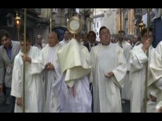 下载视频: Napoli - La processione del Corpus Domini (08.06.15)