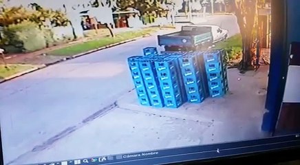 A un empleado se le caen 8 pilas de cajones de cerveza (Beer Accident)