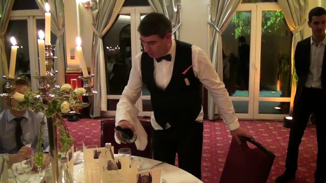 Johnny Malle Faux serveur comique - [720p]