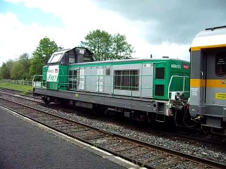 LE MAUZIN voiture 211, vue latérale du convoi, à PONTGIBAUD, (2 locos BB 69 400), le 20-05-2015.