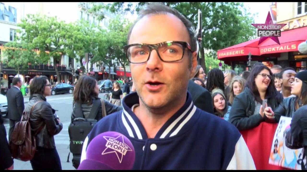 Kev Adams, Pef, Isabelle Nanty : Bain de foule et accueil chaleureux pour la bande des "Profs 2" (Vidéo)