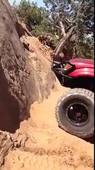 bu nasıl bir arazi aracı, düz kayaya tırmanıyor