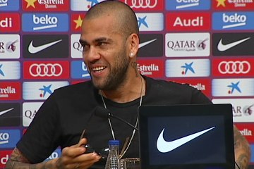 Alves: "Si fuera por dinero no estaría en el Barça"