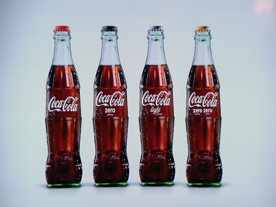 Coca-Cola lanza su nueva botella de vidrio inspirada en 1915