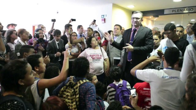 Estudantes protestam contra a Escola Viva