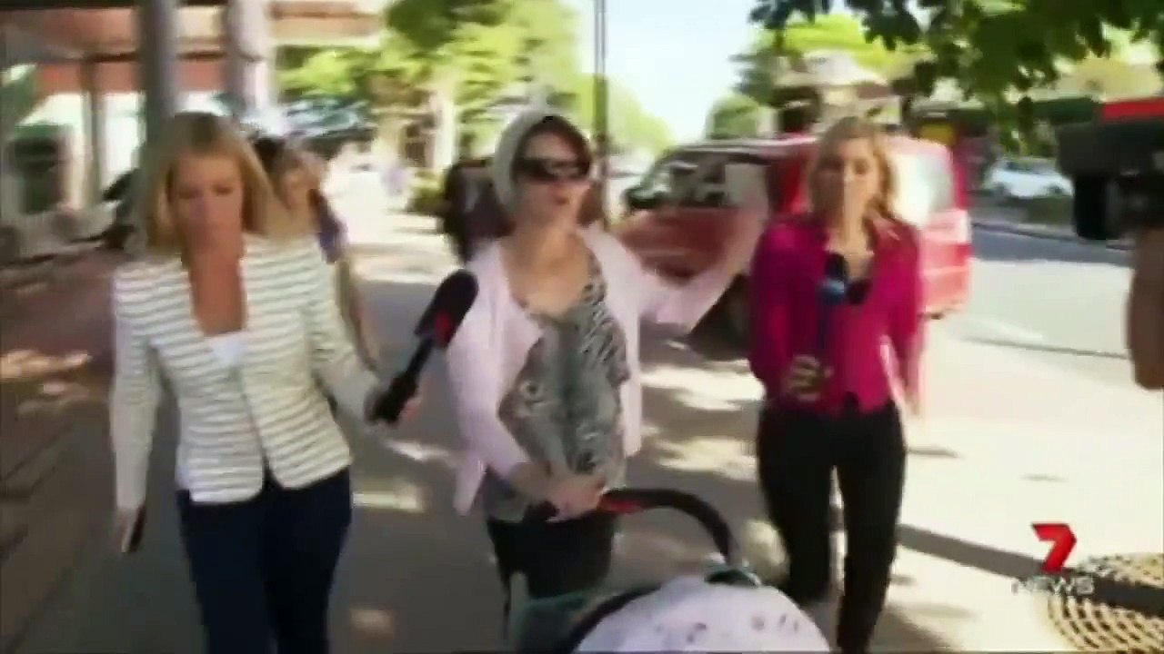 une journaliste presque brulè par la cigarette d'une femme temoin d'une affaire