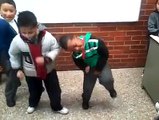 Niño que baila salsa 'choke' en Bogotá