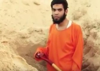 Presunto espía de Israel cava su propia tumba antes de ser ejecutado por el ISIS