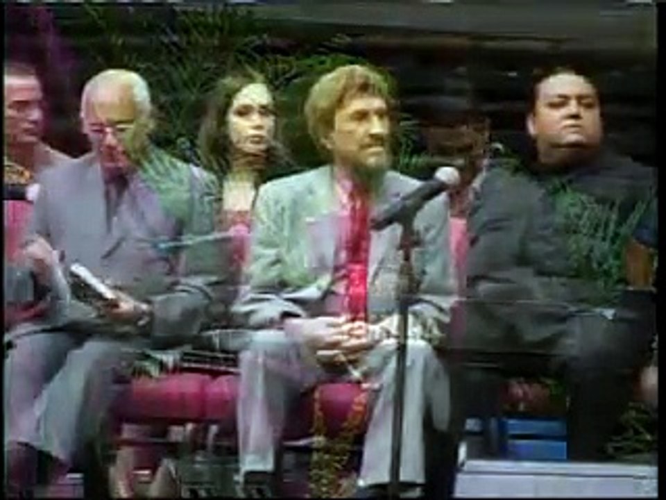 Adlan Cruz @ T.L. Osborn Crusade in Ponce, Puerto Rico - "Cancion de la Paz"