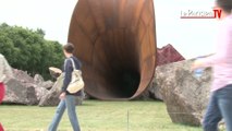 Des enfants visitent l'exposition controversée d'Anish Kapoor à Versailles