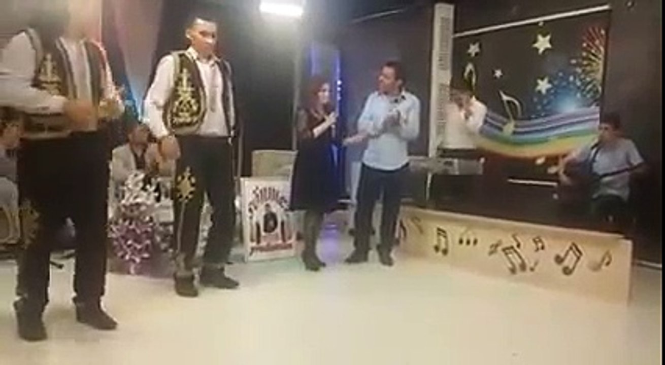Ahizer Özbek Bahce Duvarindan Aştım