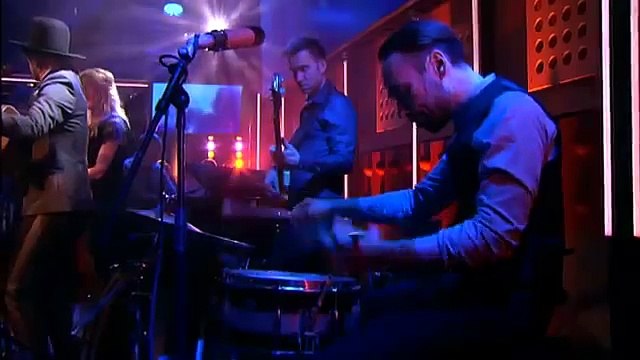 Waylon and Ilse Delange as The Common Linnets on DWDD with 'Calm After The Storm'