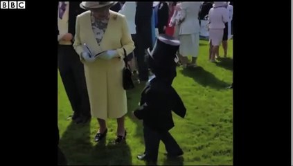 Breaking News - Little boy shakes hands with the Queen - BBC News