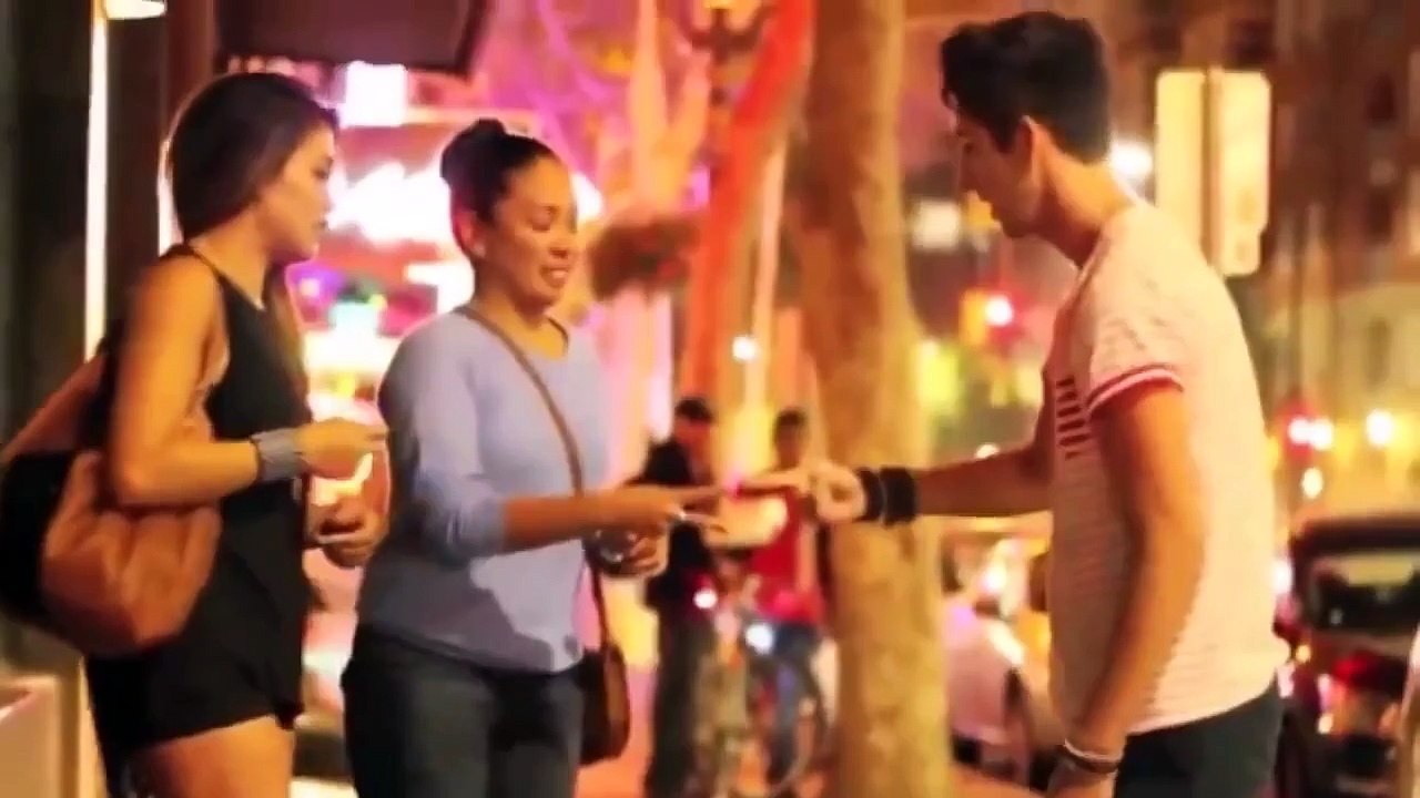 pegadinha beijando 2 mulheres lindas e gatas   Kissing Pranks HD   HQ best Kissing Pranks Of 2015