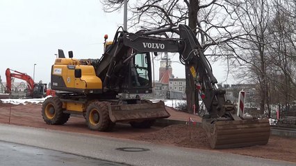 Volvo Bagger im Straßenbau Einsatz