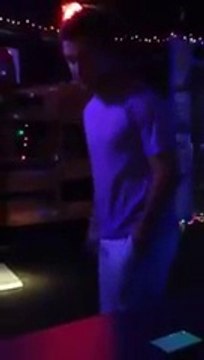 Hey les filles regardez comment je suis fort : gros FAIL, coup de pied raté