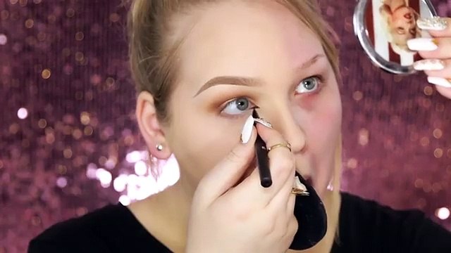 Elle se maquille la moitié de son visage pour nous montrer le pouvoir du maquillage