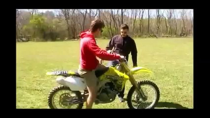 Kompilasi Kejadian lucu saat jatuh di atas Motor