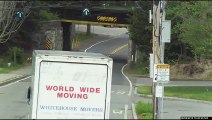 Un camion tape un pont à pleine vitesse