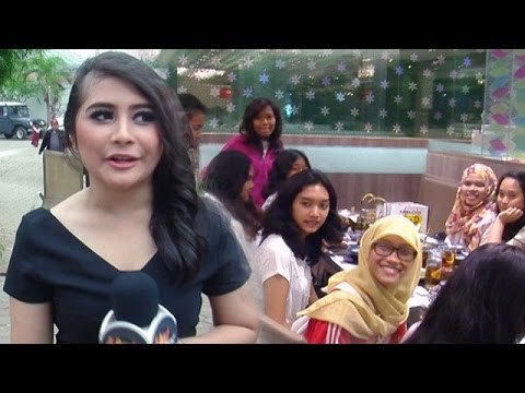 Sibuk Syuting Prilly Sempatkan Bertemu Fans - Hot Shot 31 Oktober 2014