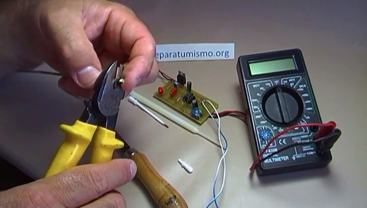 TRIMADOR PARA ELECTRONICA CON MATERIAL RECICLADO REALIZADO EN 15 Seg
