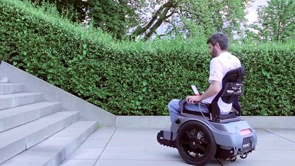 La Scalevo: la chaise roulante capable de monter des escaliers. Super !